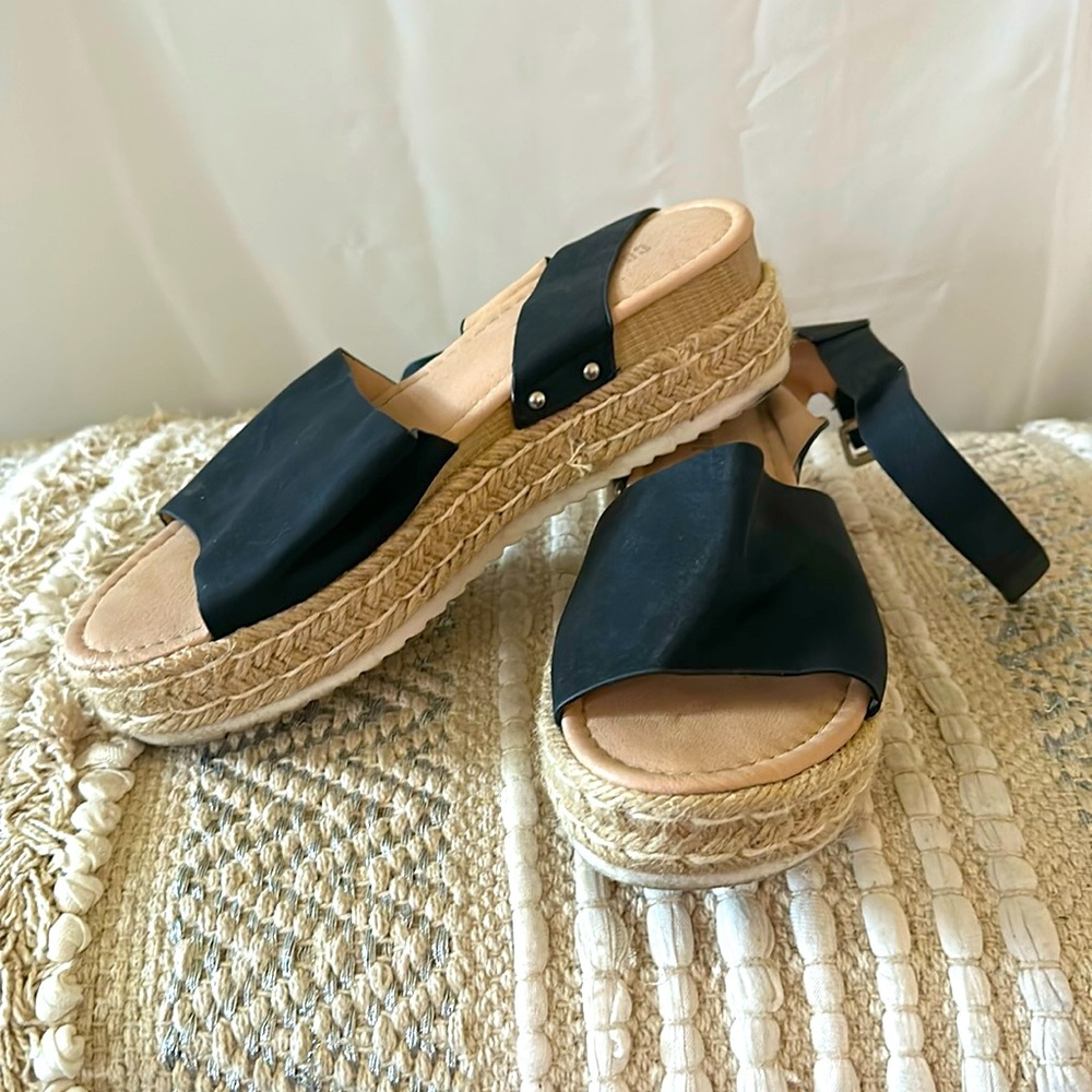 Cushionaire Black platform sandal with ankle strap